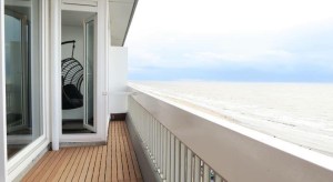 Mooi uitzicht over zee vanaf het balkon