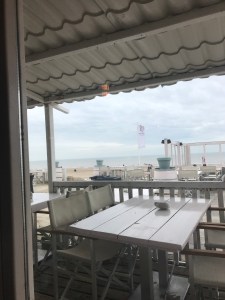 Tafel en stoeltjes met uitzicht op zee, vanaf het terras bij Meijer aan Zee in Zandvoort