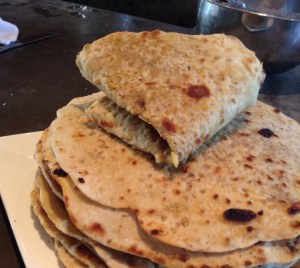 Bord met stapel Surinaamse roti