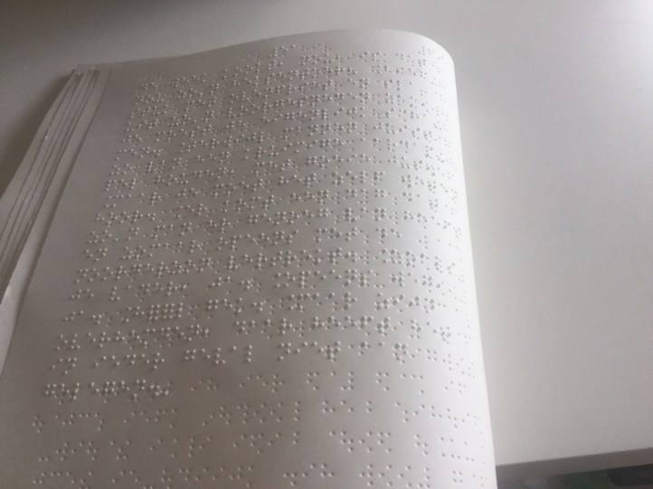 Foto van het brailleboek van Gekke Wijven geschreven door Sylvia Witteman