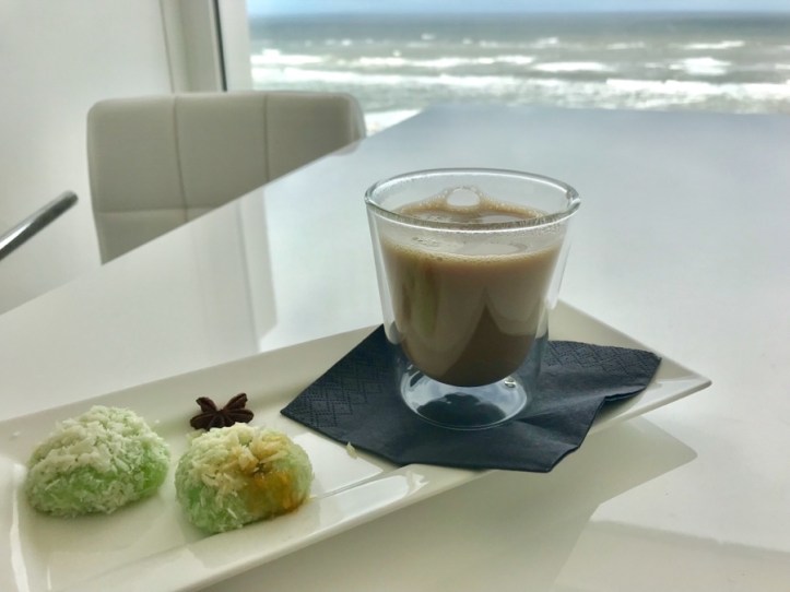 Glas met Chai Latte en Klepon, kokosballetjes