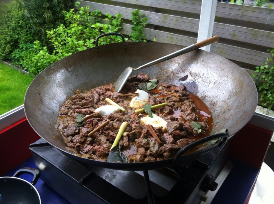enorme grote wok met Rendang