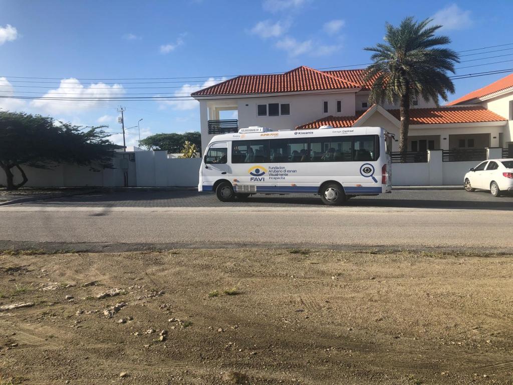 luxe bus van Favi voor het vervoeren van de blinden en slechtzienden voor de deur