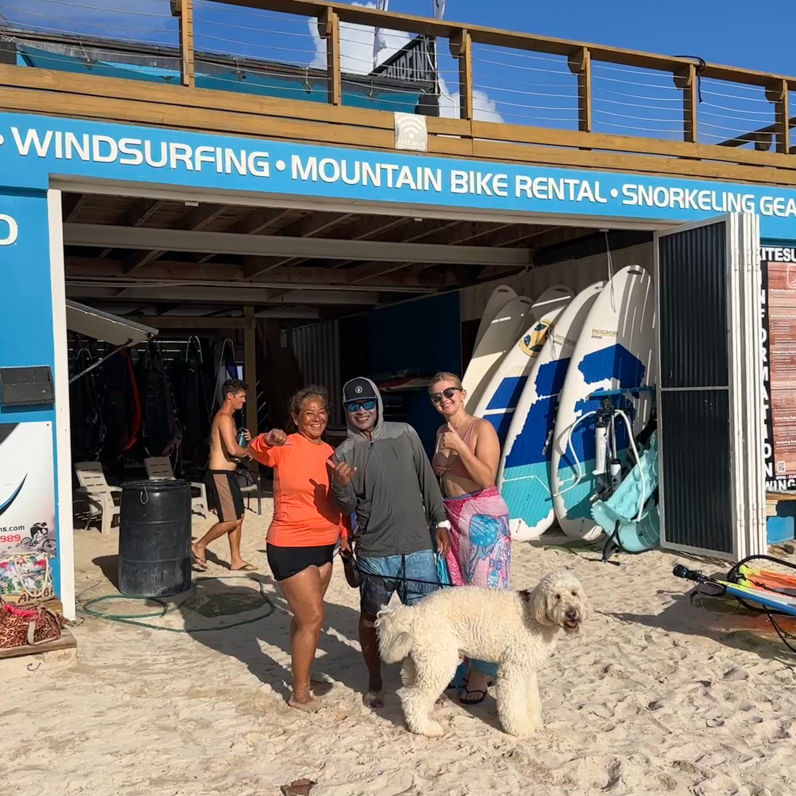 Samen met Milou en Luiz voor de surfschool