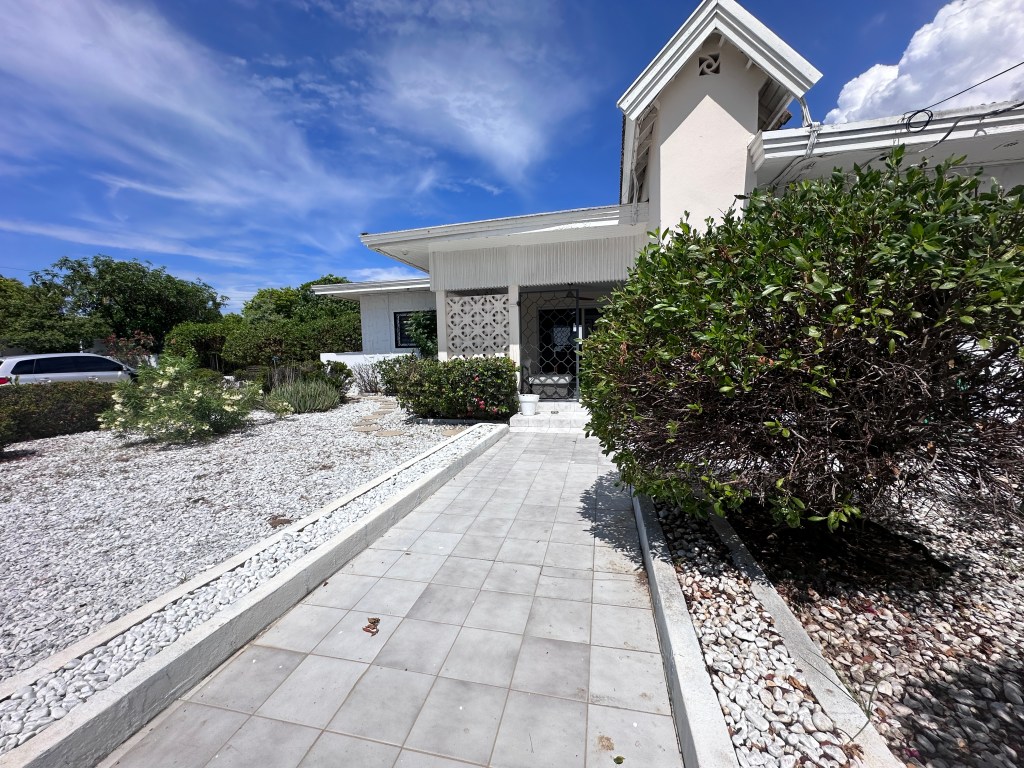 pad naar de deur in de voortuin