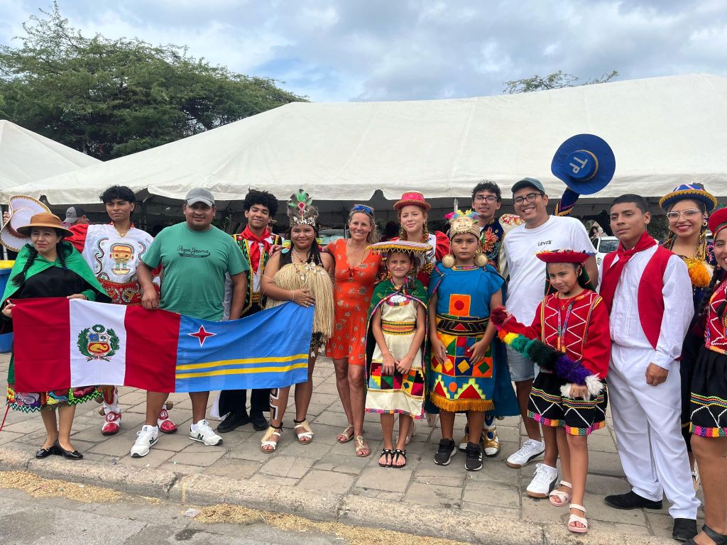 Mirjam tussen alle mensen in klederdracht