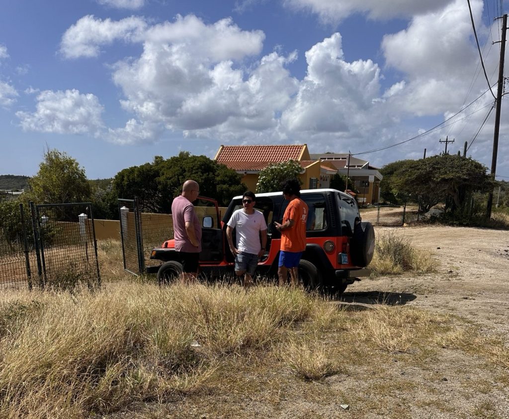 G en Rob staan bij een Jeep die we hadden willen kopen