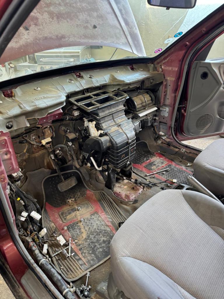 foto van de binnenkant van de auto die helemaal uitelkaar ligt