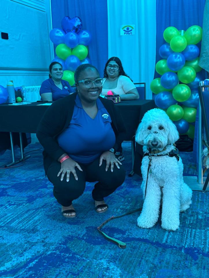 Percy op de foto met 3 medewerkers van FAVI op de Expo