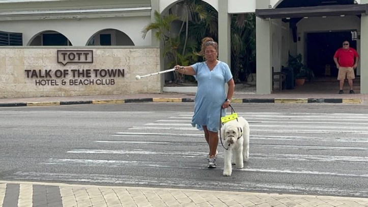 Carin en Percy steken over bij een druk punt op Aruba