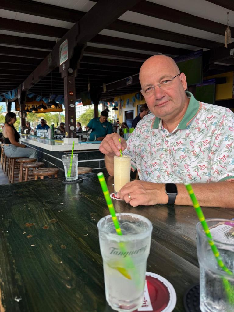Rob achter een groot glas pina colada